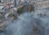 Siete barrios de La Vicentina resultaron afectados por el humo del incendio que mantiene parcialmente cerrada la avenida Velasco Ibarra.