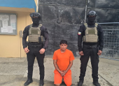 El detenido fue escoltado por agentes antes de su traslado a la cárcel de Esmeraldas.
