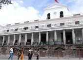 En 2026, Noboa fusionó ministerios; varios funcionarios salieron por la reestructuración estatal.