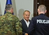 El primer ministro polaco, Donald Tusk (centro), asiste a una sesión informativa especial en el Centro de Seguridad Gubernamental (RCB) en Varsovia, Polonia, el 13 de septiembre de 2026.