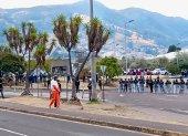 Cristian V. participó en la reconstrucción del caso Lizeth Bunshi en Cumandá, bajo custodia policial y con equipos especializados durante la diligencia.