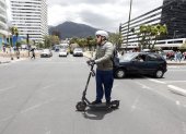 La regulación de scooters y motos eléctricas en Quito contempla sanciones y controles para mejorar la seguridad vial de peatones y conductores.