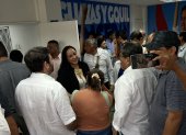 Gabriela Rivadeneira, presidenta de Revolución Ciudadana, junto a militantes del movimiento durante una jornada política.