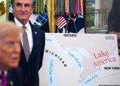El secretario del Interior de EE. UU., Doug Burgum, muestra el cartel del cambio a "lago América" junto a Donald Trump en la Casa Blanca, el 27 de agosto de 2026.