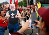 Una seguidora del presidente de Brasil, Luiz Inácio Lula da Silva, se toma una foto junto a la imagen del mandatario en Río de Janeiro (Brasil).