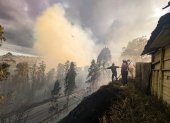 Situación. Moradores del Dorado formaron cadena humana contra el incendio que subía por la ladera; humo cubrió sectores de La Vicentina.