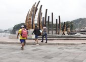 La Plaza de la Música está ubicada al descender el puente El Velero, junto al estero Salado, en el oeste de Guayaquil.
