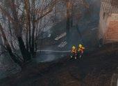 Bomberos de Quito mantienen labores de enfriamiento en La Bota, donde cinco hectáreas fueron afectadas por el incendio forestal.