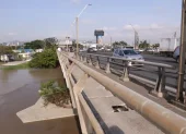 El puente de la Unidad Nacional es utilizado a diario por automóviles, motocicletas, buses y transporte pesado.