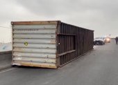 El contenedor quedó volcado a un costado del paso a desnivel de la avenida 25 de Julio, en el sur de Guayaquil.