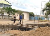 Para ingresar a las viviendas los pobladores han improvisados puentes de tabla y caña hasta que se cierre el canal abierto