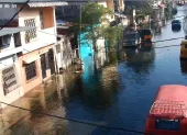 La marea alta ha provocado acumulación de agua en calles de Guayaquil durante los últimos días.