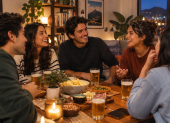 Los encuentros entre amigos y los momentos compartidos cobran protagonismo entre los jóvenes, que buscan disfrutar de experiencias más cercanas y significativas.