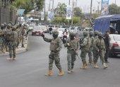 Militares durante un operativo en una zona de Durán, en la provincia de Guayas.