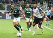 Michael Estrada (d) comandará el ataque de Liga de Quito ante Palmeiras en busca de los dos goles de ventaja que necesitan los albos para clasificar a semifinales.