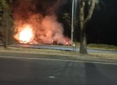 Bomberos de Quito controlaron el incendio forestal registrado en la avenida Simón Bolívar, cerca de la Casa de la Selección, este martes.