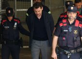 Agentes de la policía regional catalana escoltan a Jonathan Andic, hijo de Isak Andic, fundador de la marca de moda española Mango, a su llegada a un juzgado en Martorell, el 19 de mayo de 2026.