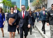 Integrantes del FBI y la DEA caminan frente al Palacio de Justicia Federal Wilkie D. Ferguson Jr, en Miami (Estados Unidos).