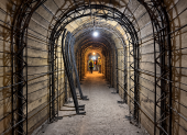 Entre estructuras metálicas y hormigón, trabajadores construyen el túnel que recogerá aguas residuales de sectores de Collaquí y La Esperanza.