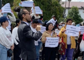 El Frente de Pacientes Renales, presidido por Kevin Valdez, se ha manifestado en la Plaza Grande, para que se garanticen las diálisis que requieren.