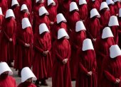 Publicada en 1985, la novela se convirtió en una de las obras más reconocidas de Atwood y adquirió una nueva presencia en la cultura popular con la adaptación televisiva estrenada en 2017.