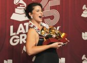 Nathy Peluso sostiene sus tres premios en la ceremonia del Latin Grammy el jueves 14 de noviembre de 2024, en Miami.