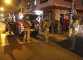 Efectivos de las Fuerzas Armadas realizan requisas durante una jornada de toque de queda en la provincia de Guayas.