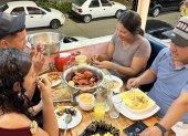 Los comensales acudieron a las cangrejerías de Sauces 9 para disfrutar nuevamente del cangrejo rojo tras el fin de la veda.