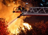 Personal bomberil intenta sofocar las llamas en el sector de La Vicentina, cerca de la avenida Velasco Ibarra, en Quito, la noche de este miércoles 16 de septiembre.
