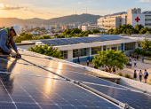 Las cubiertas con paneles solares pueden aprovechar espacios de escuelas y otras edificaciones para generar energía renovable.