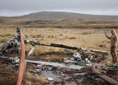 Un excombatiente argentino observa los escombros dejados por la guerra, este miércoles en Islas Malvinas.