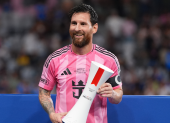 Lionel Messi celebra la conquista del torneo Campeones Cup, que Inter Miami ganó este miércoles a Cruz Azul en el estadio NU.