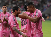 El argentino Lionel Messi y el brasileño Casemiro (d) celebran los goles anotados este miércoles en la victoria por 2-0 sobre Cruz Azul que dieron a Inter Miami el título del torneo Campeones Cup en el estadio NU.
