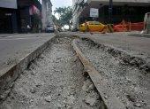 Los rieles del antiguo tranvía que reaparecieron en dos calles.