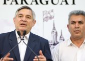 El ministro de Educación y Ciencia de Paraguay, Luis Ramírez (i), habla junto al presidente de la Federación de Educadores de Paraguay, Silvio Piris.