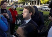 Fotografía de archivo, tomada el pasado 25 de marzo, en la que se captó a director ejecutivo de Meta, Mark Zuckerberg (c), en Los Ángeles (CA, EE.UU.). EFE/Chris Torres