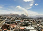 Un helicóptero de Bomberos realiza descargas de agua sobre Casitagua para apoyar las labores terrestres durante el incendio forestal registrado este jueves.