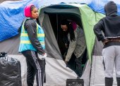 Fotografía de archivo de un defensor de personas sin hogar al alentar a un hombre a empacar sus pertenencias, en McPherson Square en Washington (EE.UU.).