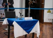 Silla vacía en la mesa de comparecencias durante la audiencia pública en Quito, donde se confirmó el archivo de la demanda tras la inasistencia del impugnante.