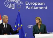 El Primer Ministro de Canadá, Mark Carney (i) y la Presidenta del Parlamento Europeo, Roberta Metsola (d).