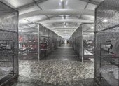 Jaulas metálicas como "zonas de calma" para los migrantes detenidos en Alligator Alcatraz, antes de su cierre este verano en el sur de Florida.