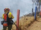Bomberos controlaron una quema de desechos en Villaflora y realizaron labores de enfriamiento para evitar que el fuego volviera a activarse.