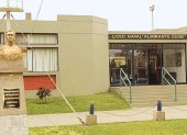 Exteriores del colegio Liceo Naval Almirante en Lima, Perú.
