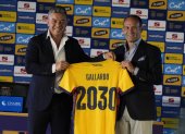 Marcelo Gallardo (i) recibió la camiseta de la selección de Ecuador, como su nuevo director técnico.