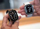 Una persona sostiene los nuevos Apple Watch Series 12, el día de su lanzamiento, en Nueva York (Estados Unidos).