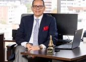 Es el gerente General de la Bolsa de Valores de QuitO. Es Economista, por el Instituto Tecnológico de Estudios Superiores de Monterrey, México.