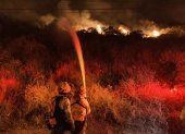 Bomberos de Quito intentan sofocar las llamas en el cerro Casitagua.