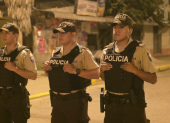 Agentes de la Policía Nacional patrullan las calles de Guayaquil durante el toque de queda.