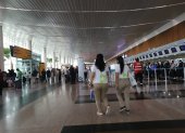 VISTA DE PASAJEROS CAMINANDO POR LOS PASILLOS DE LA TERMINAL AÉREA ||