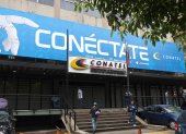 Un grupo de personas el 17 de septiembre de 2026 al caminar frente a la sede principal de la Comisión Nacional de Telecomunicaciones (CONATEL), en Caracas (Venezuela).